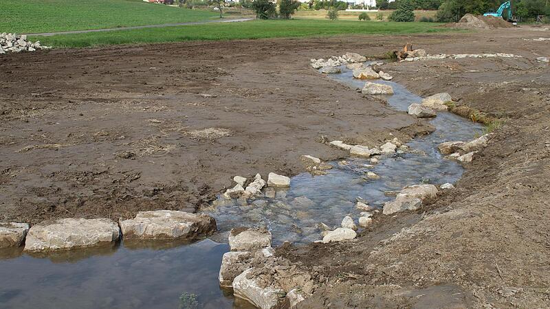 Nun schlängelt sich das Wasser wieder durch den Grund.
