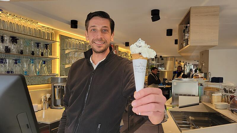 Die Klassiker bleiben beliebt - so wie hier eine Kugel Stracciatella aus dem Eiscafé Danieli von Inhaber Luca De Rocco.