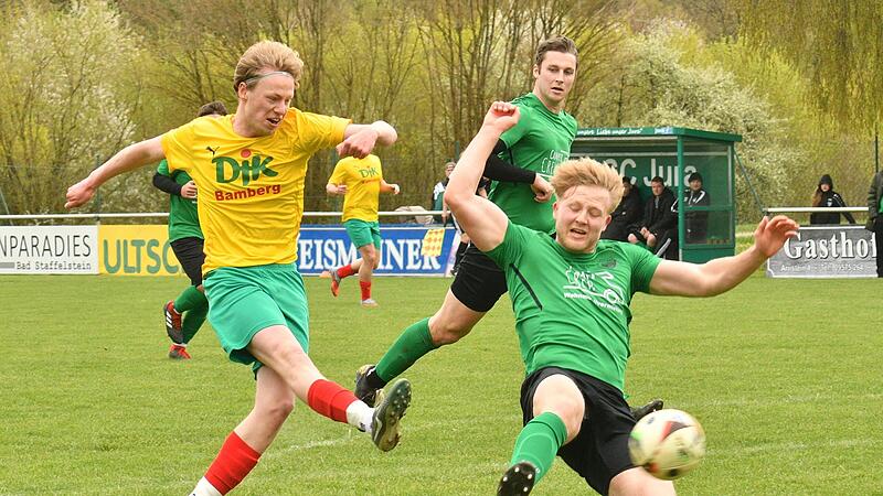 Einen perfekten Spielzug schlie&szlig;t der DJKler Karl Theodor Henri Weidenfeld mit einen strammen Schuss zum 0:1 ab und l&auml;sst Moritz B&uuml;ttgen keine Abwehrchance.