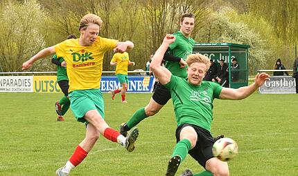Einen perfekten Spielzug schlie&szlig;t der DJKler Karl Theodor Henri Weidenfeld mit einen strammen Schuss zum 0:1 ab und l&auml;sst Moritz B&uuml;ttgen keine Abwehrchance.