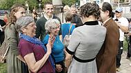 Bewegender Moment: Joan (links) und Eileen Zeller, Nachfahren Br&uuml;ckenauer Juden, treffen die Schauspieler Maike Jansen und Stefan Ferencz, die zur Stolpersteinverlegung ihren Vater Arnold Zeller und dessen Schwester Ruth verk&ouml;rperten.