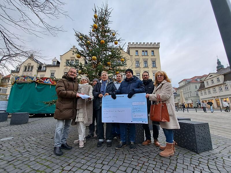 Der Baum am Albertsplatz steht dank einer Initiative von B&uuml;rgern, Anwohnern und H&auml;ndlern.