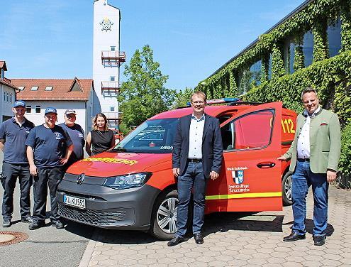 Effizient eingerichtet geht das neue Dienstfahrzeug für die Kulmbacher Wehren in den Einsatz. Darüber freuen sich (von links) Stadtbrandmeister Marius Dippold, Gerätewart Michael Friedrich, Stadtbrandinspektor Heinrich Poperl, Kathleen Eber aus de...