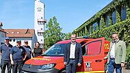 Effizient eingerichtet geht das neue Dienstfahrzeug für die Kulmbacher Wehren in den Einsatz. Darüber freuen sich (von links) Stadtbrandmeister Marius Dippold, Gerätewart Michael Friedrich, Stadtbrandinspektor Heinrich Poperl, Kathleen Eber aus de...