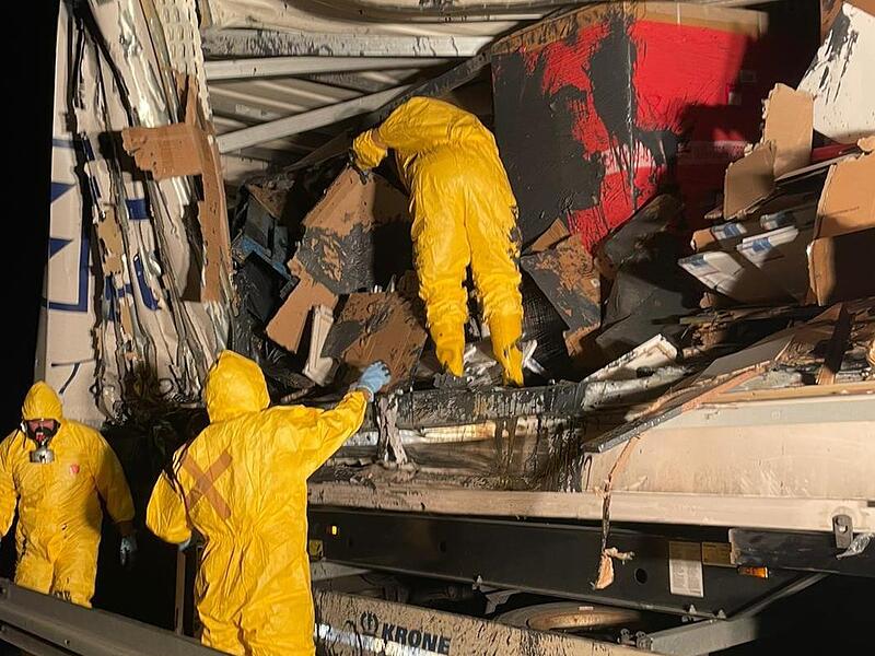 Die Feuerwehr Knetzgau übernahm die fachgerechte Bergung des geladenen Gefahrgutes, das aus Farben und Epoxidharze bestand.