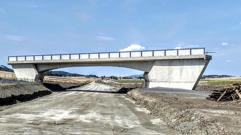 Bei Wiesenfeld ist die neue Trassenf&uuml;hrung der Staatsstra&szlig;e 2205 schon sichtbar. Wenn alles fertig ist, geht es von hier aus k&uuml;nftig einfach ganz gerade aus Richtung Neida.