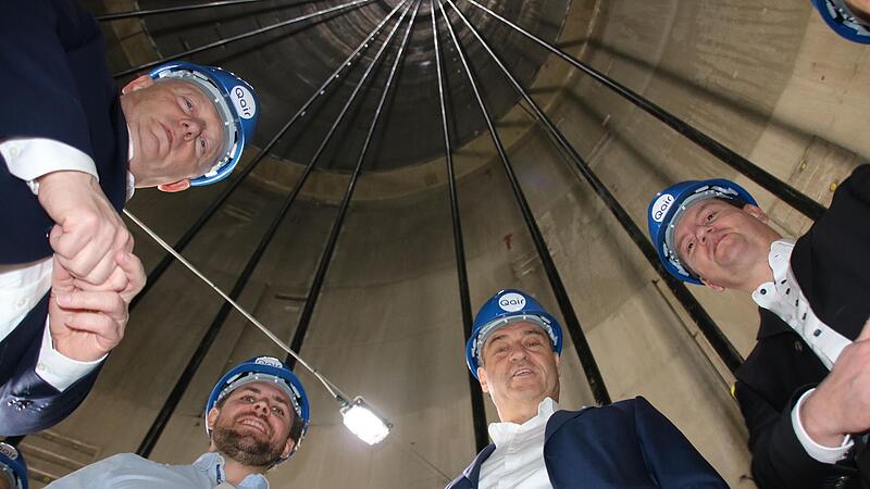 Landrat Thomas Bold (von links), Projektleiter Patrick Ecker, Ministerpräsident Markus Söder und Staatssekretär Sandro Kirchner haben sich im Turm eines Windrades über technische Details informiert. Landrat Thomas Bold (von links), Projektleiter Patrick Ecker, Ministerpräsident Markus Söder und Staatssekretär Sandro Kirchner haben sich im Turm eines Windrades über technische Details informiert.