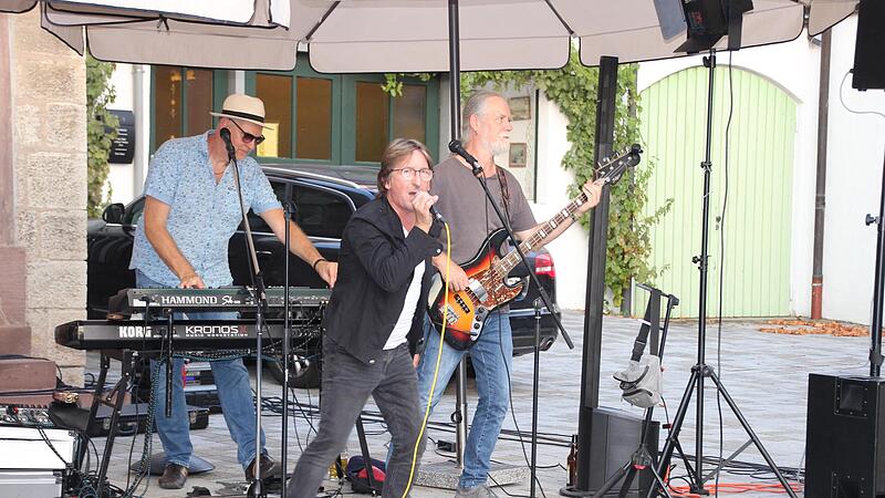 „Lasst uns selbst Lieder machen“, lautete das Motto von Double UC mit (v. l.) Keyboarder Fred Brunner, Sänger Wolfgang Schott und Bassist „Hugo“ Hauk.