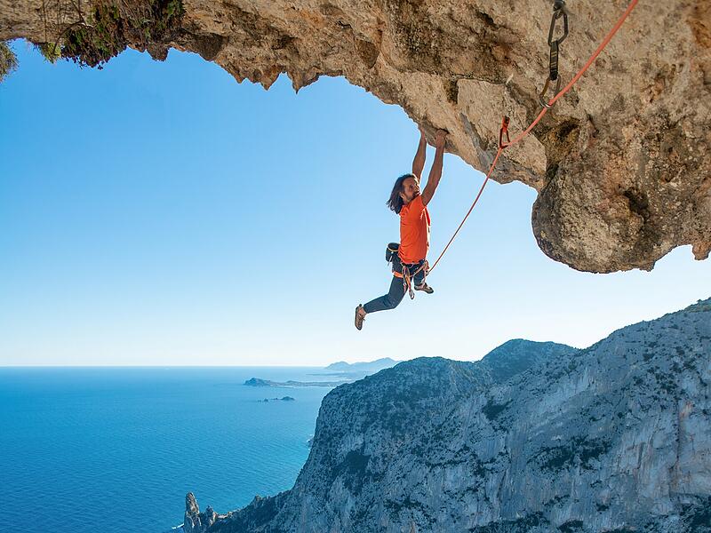 Alexander Huber mag es extrem. Hier klettert er auf Sardinien.