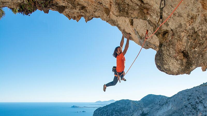 Alexander Huber mag es extrem. Hier klettert er auf Sardinien.