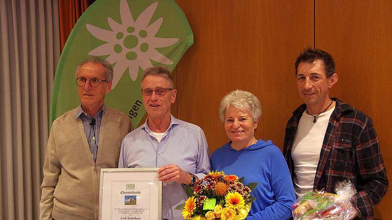 Mit ihm steht und fällt die Kissinger Hütte: Erich Lehenbauer (2.v.l., im Bild mit Ehefrau Brigitte) wurde zum DAV-Ehrenmitglied ernannt. Es gratulierten die Vorsitzenden Artur Zoll (links) und Andi Grau (rechts).