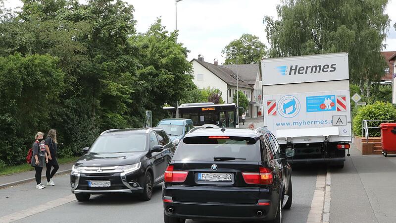 Passanten,  Lkw-,  Bus- und    Autofahrer  geraten     im Ortskern von Heroldsbach in einen           Interessenskonflikt.Forchheim & Fr&auml;nkische Schweiz