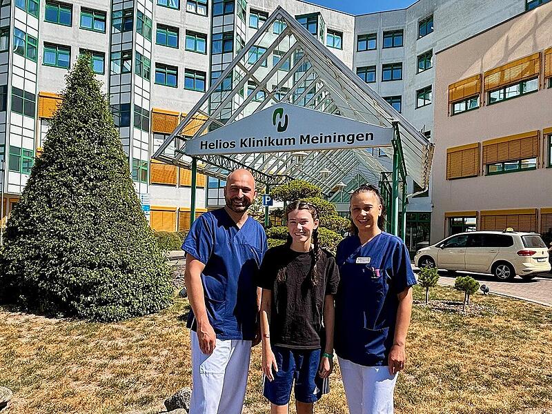 Die 16-j&auml;hrige Klara (Mitte) hat den Frontalzusammensto&szlig; &uuml;berlebt. Mit auf dem Bild zu sehen: mit PD Dr. med. Frank Brennfleck, Chefarzt der Allgemein- und Viszeralchirurgie und Sventlana Shopova-Mircheva, Ober&auml;rztin der P&auml;diatrie.