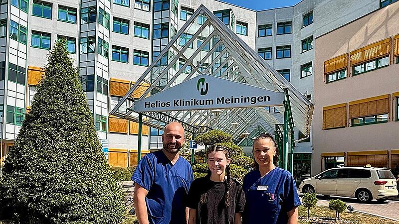 Zweiter Geburtstag nach Unfall: Klinikum Meiningen rettet Mädchen Leben Die 16-jährige Klara (Mitte) hat den Frontalzusammenstoß überlebt. Mit auf dem Bild zu sehen: mit PD Dr. med. Frank Brennfleck, Chefarzt der Allgemein- und Viszeralchirurgie und Sventlana Shopova-Mircheva, Oberärztin der Pädiatrie.
