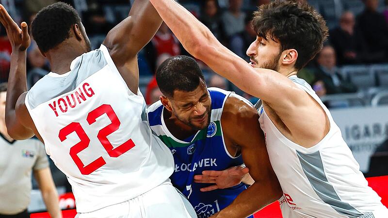 Kein Durchkommen für Josh Bostic von Anwil Wloclawek gibt es hier zwischen Solomon Young (links) und Gabriel Chachshvili.