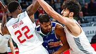 Kein Durchkommen für Josh Bostic von Anwil Wloclawek gibt es hier zwischen Solomon Young (links) und Gabriel Chachshvili.
