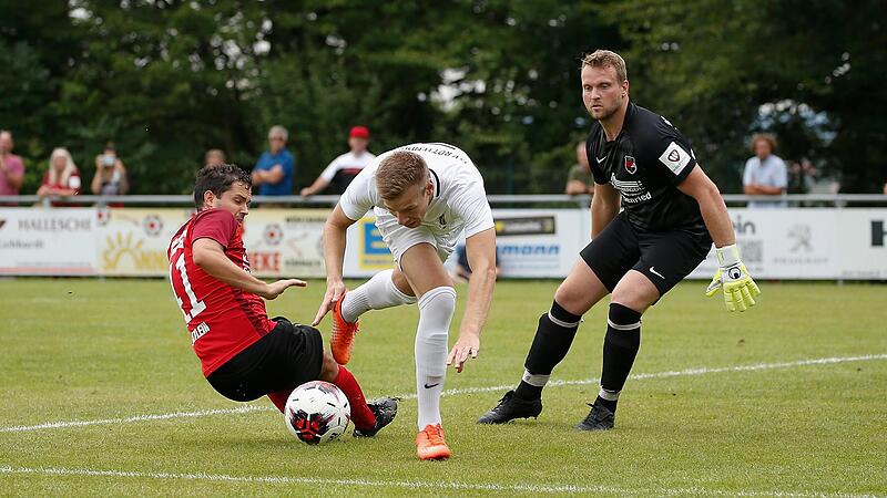 Hier noch in Diensten der DJK Schwebenried/Schwemmelsbach, steht Nikolas Herold (rechts) nun beim FC Fuchsstadt zwischen den Pfosten und tippt gegen Röllbach auf einen 3:1-Sieg seiner Füchse. Hier noch in Diensten der DJK Schwebenried/Schwemmelsbach, steht Nikolas Herold (rechts) nun beim FC Fuchsstadt zwischen den Pfosten und tippt gegen Röllbach auf einen 3:1-Sieg seiner Füchse.