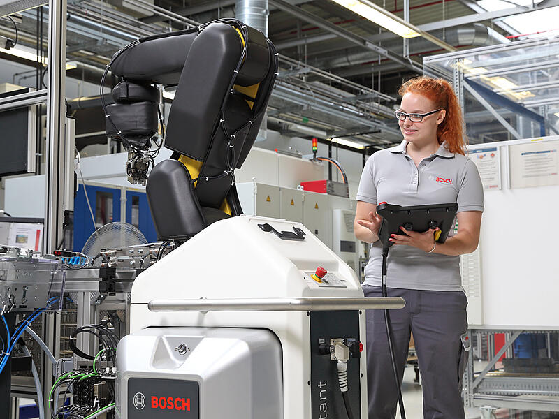 Eine Besch&auml;ftigte in der Fertigung bei Bosch