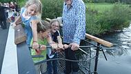 Da können die Kinder mit Schmied Hubert Hunstein rütteln, wie sie wollen: Der Brückenbalkon hält.Forchheim & Fränkische Schweiz Da können die Kinder mit Schmied Hubert Hunstein rütteln, wie sie wollen: Der Brückenbalkon hält.Forchheim & Fränkische Schweiz