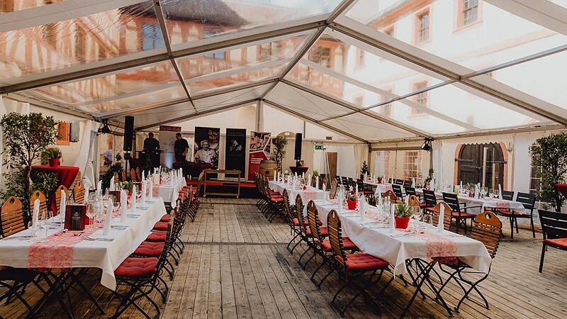 Die Festivalgäste sitzen überdacht, eine transparente Zeltplane gibt den Blick auf die Kaiserpfalz frei.Forchheim & Fränkische Schweiz Die Festivalgäste sitzen überdacht, eine transparente Zeltplane gibt den Blick auf die Kaiserpfalz frei.Forchheim & Fränkische Schweiz
