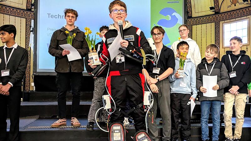 Jugend forscht in Bad Kissingen Vincent Weigel, Gymnasiast aus Aschaffenburg, gewann mit seinem Spiderman-Anzug den ersten Platz in der Kategorie Technik