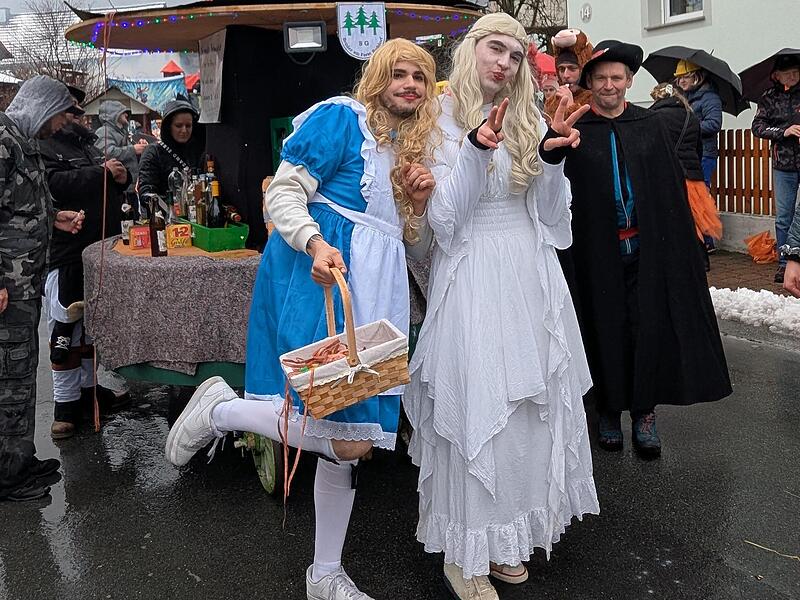 Geisfelder Umzug Nanu! Ins Geisfelder Faschingstreiben hat sich ja sogar Alice im Wunderland verirrt.
