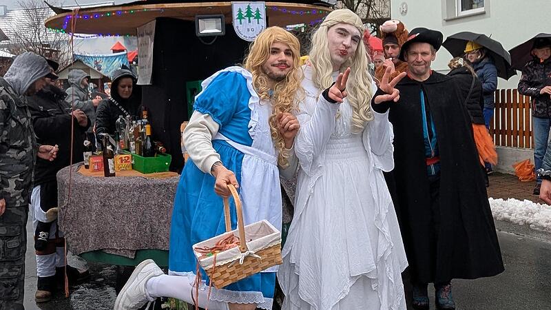 Geisfelder Umzug Nanu! Ins Geisfelder Faschingstreiben hat sich ja sogar Alice im Wunderland verirrt.