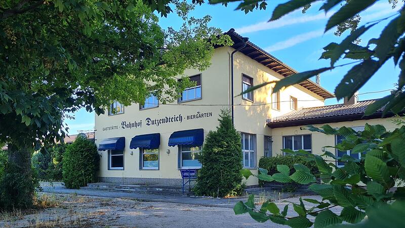 Bislang hat eine Gaststätte mit Biergarten für Erfrischungen unter den Erholungssuchenden rund um den Dutzendteich gesorgt. Bislang hat eine Gaststätte mit Biergarten für Erfrischungen unter den Erholungssuchenden rund um den Dutzendteich gesorgt.