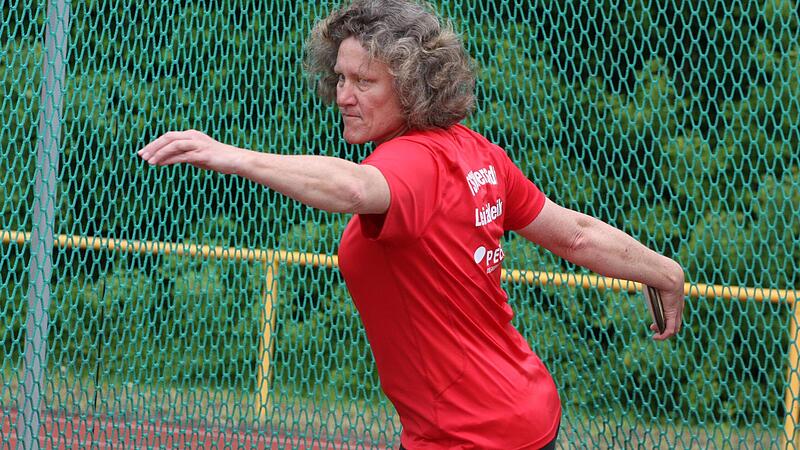 Martina Greithanner vom TSV Münnerstadt gewann bei der EM der Senioren Silber im Kugelstoßen und Diskuswurf der Altersklasse W45. Martina Greithanner vom TSV Münnerstadt gewann bei der EM der Senioren Silber im Kugelstoßen und Diskuswurf der Altersklasse W45.