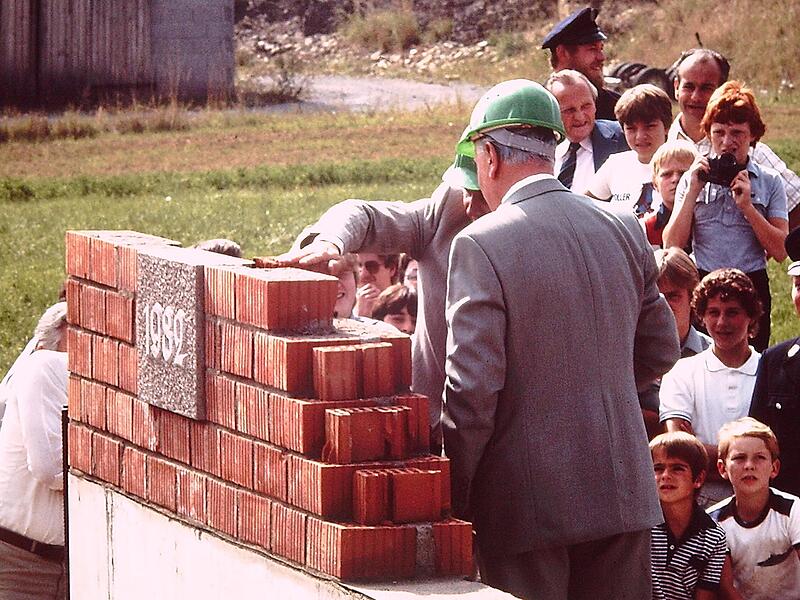Der Grundstein für das neue Feuerwehrhaus wurde im Jahr 1982 gelegt.
