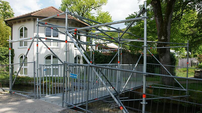 Das provisorische Br&uuml;ckenger&uuml;st im Siebener-Park in Bad Br&uuml;ckenau ist keine Sch&ouml;nheit und daher umstritten. Der Stadtrat diskutierte drei Varianten, was damit geschehen soll.
