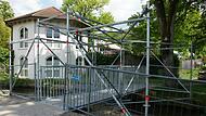 Das provisorische Br&uuml;ckenger&uuml;st im Siebener-Park in Bad Br&uuml;ckenau ist keine Sch&ouml;nheit und daher umstritten. Der Stadtrat diskutierte drei Varianten, was damit geschehen soll.
