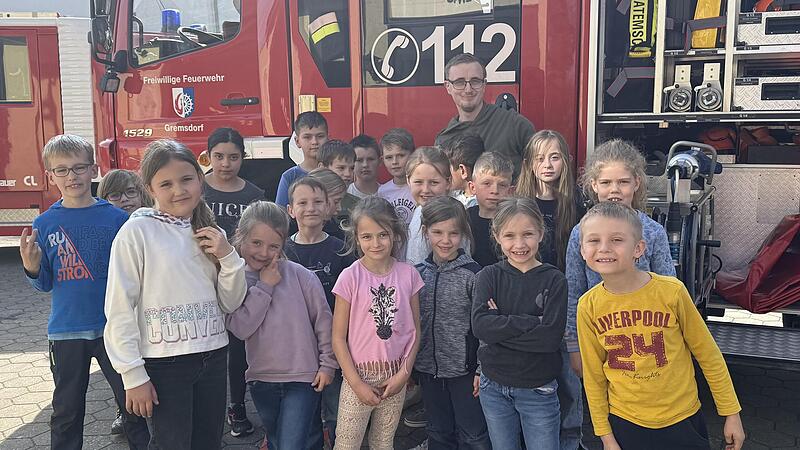 Jugendwart Matthias Geyer mit den Kindern in Gremsdorf.