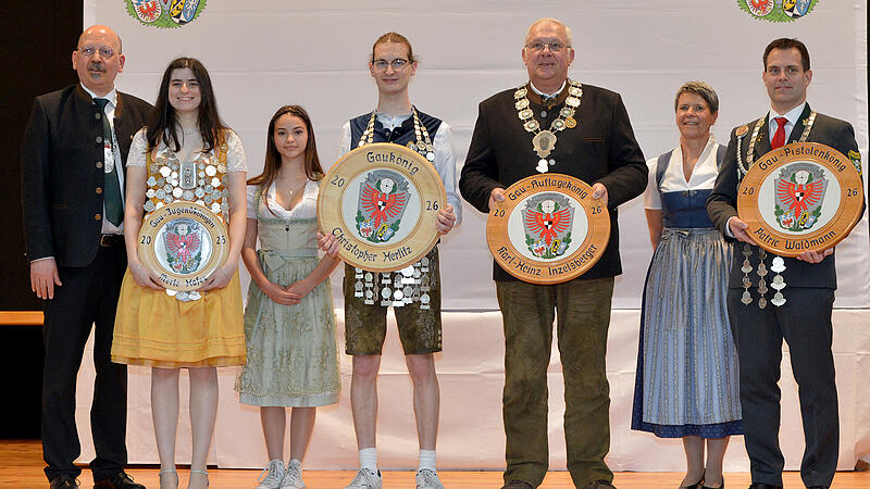 Gauschützentag in Stadtsteinach 2026 Die Gau-Schützenkönige Patric Waldmann (rechts, Pistole), Karl-Heinz Inzelsberger (Dritter von rechts, Auflage), Christopher Herlitz, (links daneben, Gaukönig), Merle Hafez (Zweite von links, Jugendkönigin) zusammen mit ihren Adjutanten. Links Gau-Schützenmeister Michael Spörer.