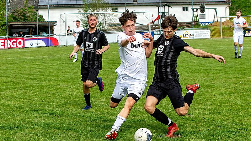 Tim Müller (rechts) hat in der laufenden Saison bereits sechsmal für den TSV Thurnau getroffen. In der A-Klasse haben die Thurnauer allerdings kaum Derbys.