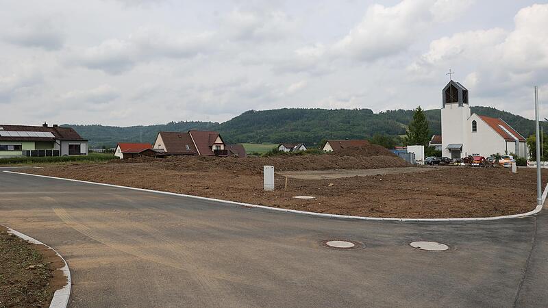 Die Erschlie&szlig;ung der Baupl&auml;tze ist  erledigt. Neun Baupl&auml;tze haben bereits Interessenten gefunden. Jetzt &uuml;berlegen sich die Gemeinder&auml;te noch einen Namen f&uuml;r die Stra&szlig;e.