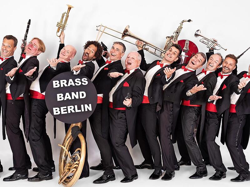 Die &bdquo;Brass Band Berlin&ldquo; kommt mit Quietsche-Ente, Trillerpfeife, Strumpfband und vornehm im Frack nach Ha&szlig;furt.