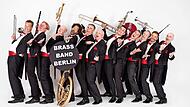 Die &bdquo;Brass Band Berlin&ldquo; kommt mit Quietsche-Ente, Trillerpfeife, Strumpfband und vornehm im Frack nach Ha&szlig;furt.