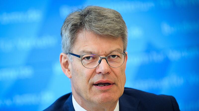 Bundesverkehrsminister Schnieder zieht Bilanz Bundesverkehrsminister Schnieder zieht Bilanz