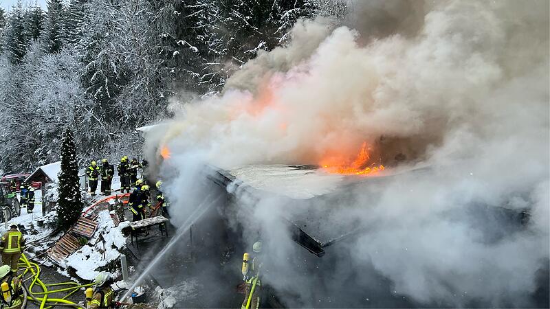 Alte Skih&uuml;tte in Ludwigsstadt brennt komplett ausBrand alte Skih&uuml;tte in Ludwigsstadt