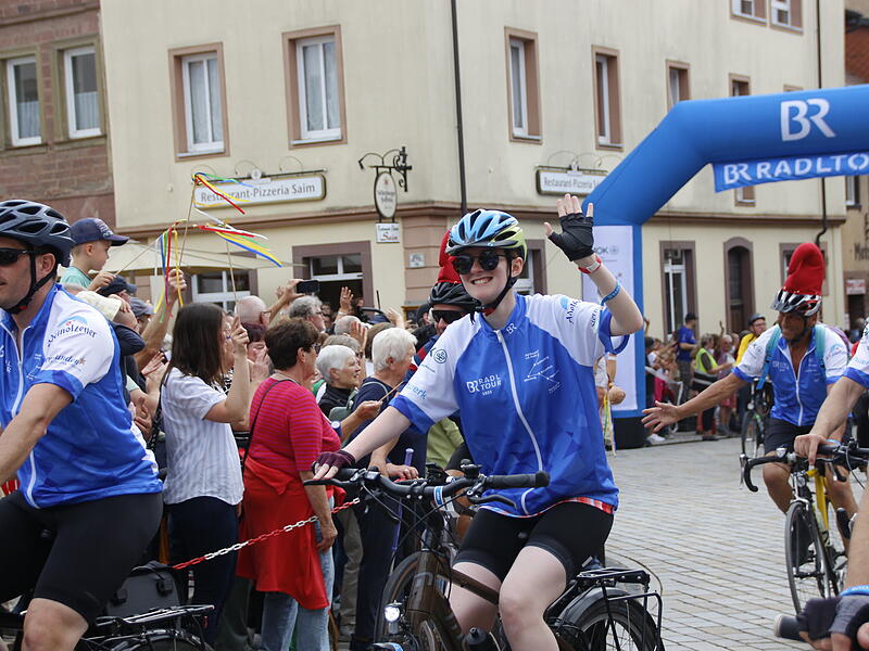 Zieleinfahrt der BR-Radltour 2025 in Hammelburg am MarktplatzZieleinfahrt der BR-Radltour 2025 in Hammelburg am Marktplatz