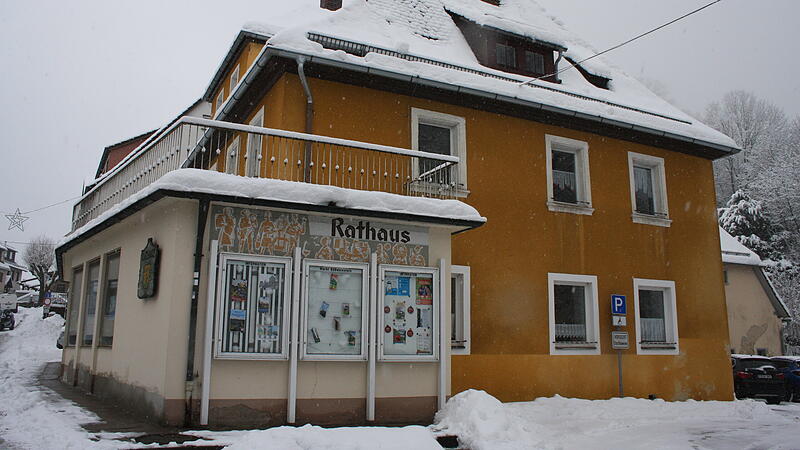 Der Marktgemeinderat G&ouml;&szlig;weinstein diskutierte &uuml;ber das Rathaus des Orts.