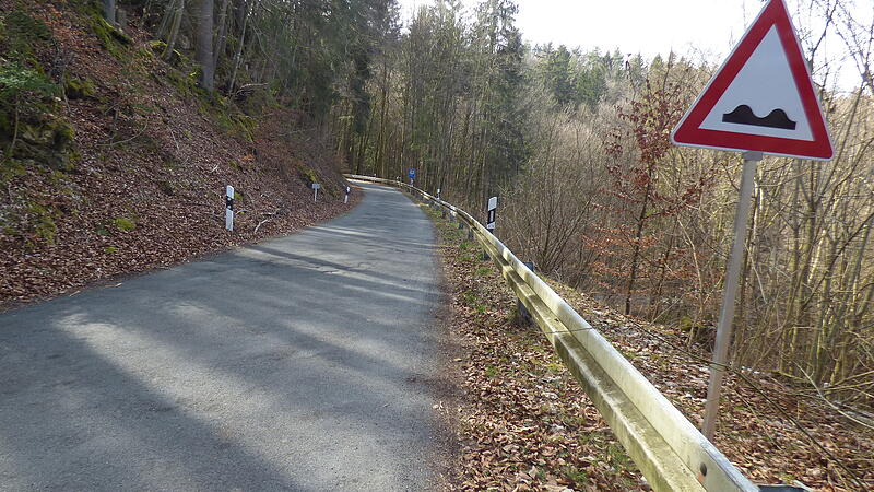 Kreisstraßen Landkreis ForchheimForchheim & Fränkische Schweiz Viele Straßen im Landkreis Forchheim weisen Schäden auf und müssten dringend saniert werden. So wie die Verbindungsstraße (FO38) von Leutzdorf nach Sachsenmühle bei Gößweinstein.