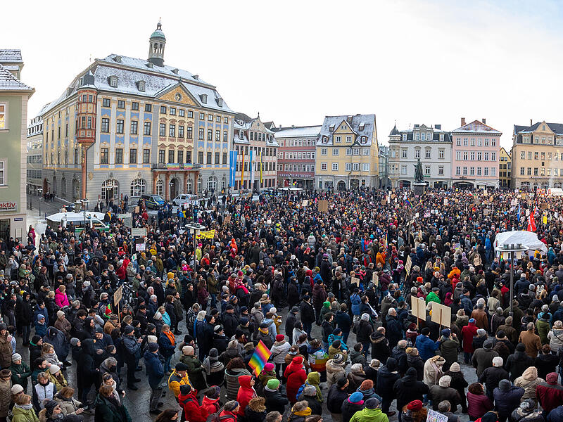 4000 demonstrieren auf dem Marktplatz in Coburg