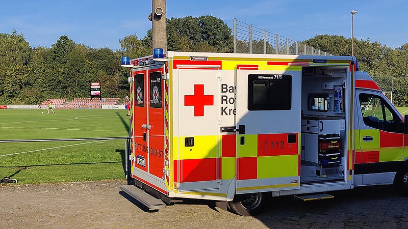Beim Fu&szlig;ballspiel des SV Fatschenbrunn bei T&uuml;rkiyemspor Schweinfurt hat sich ein G&auml;stespieler schwer am Kopf verletzt, wurde mit dem Krankenwagen (Symbolbild) abtransportiert und befindet sich inzwischen auf der Intensivstation.