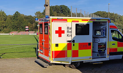 Beim Fu&szlig;ballspiel des SV Fatschenbrunn bei T&uuml;rkiyemspor Schweinfurt hat sich ein G&auml;stespieler schwer am Kopf verletzt, wurde mit dem Krankenwagen (Symbolbild) abtransportiert und befindet sich inzwischen auf der Intensivstation.