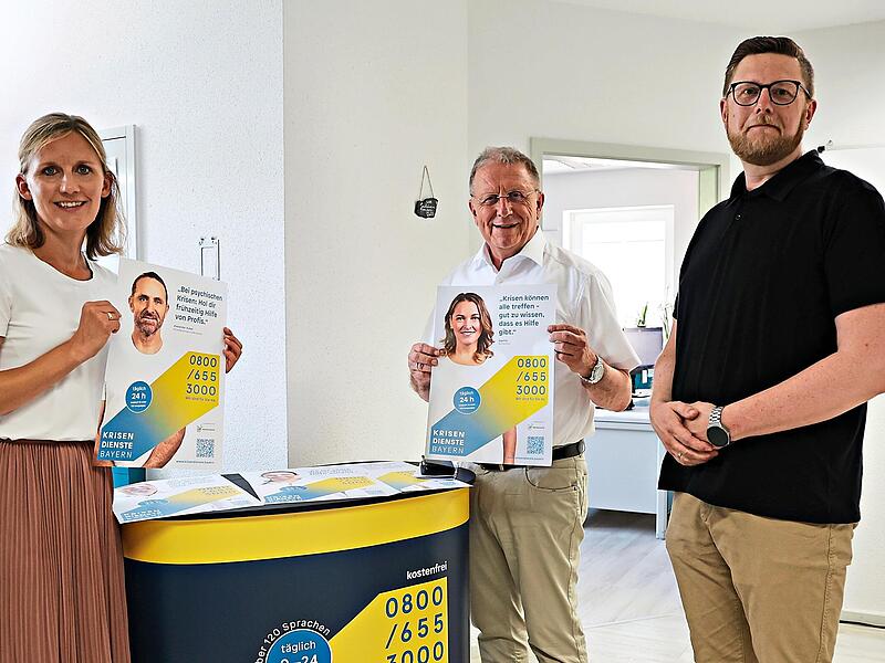 Manuela Bierbaum, Geschäftsführerin der Diakonie Hochfranken, Bezirkstagspräsident Henry Schramm und Martin Schuster, Gebietskoordinator des Krisendienstes Oberfranken in der neuen Leitstelle. Sabine Heid Manuela Bierbaum, Geschäftsführerin der Diakonie Hochfranken, Bezirkstagspräsident Henry Schramm und Martin Schuster, Gebietskoordinator des Krisendienstes Oberfranken in der neuen Leitstelle. Sabine Heid