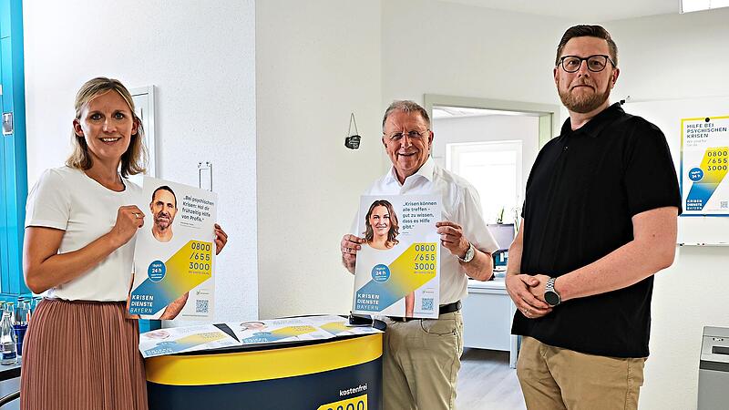 Manuela Bierbaum, Gesch&auml;ftsf&uuml;hrerin der Diakonie Hochfranken, Bezirkstagspr&auml;sident Henry Schramm und Martin Schuster, Gebietskoordinator des Krisendienstes Oberfranken in der neuen Leitstelle. Sabine Heid