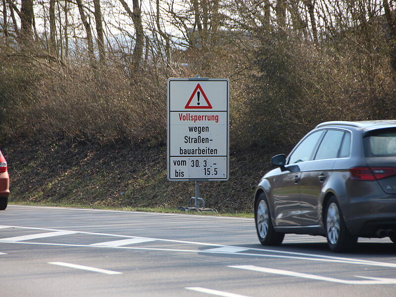 Gro&szlig;e Hinweistafeln weisen auf die Vollsperrung der B 287 bei Fuchsstadt hin.