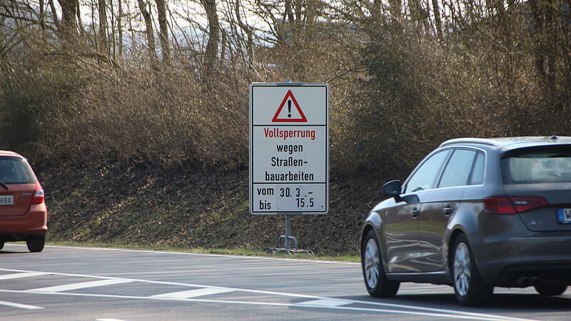 Gro&szlig;e Hinweistafeln weisen auf die Vollsperrung der B 287 bei Fuchsstadt hin.